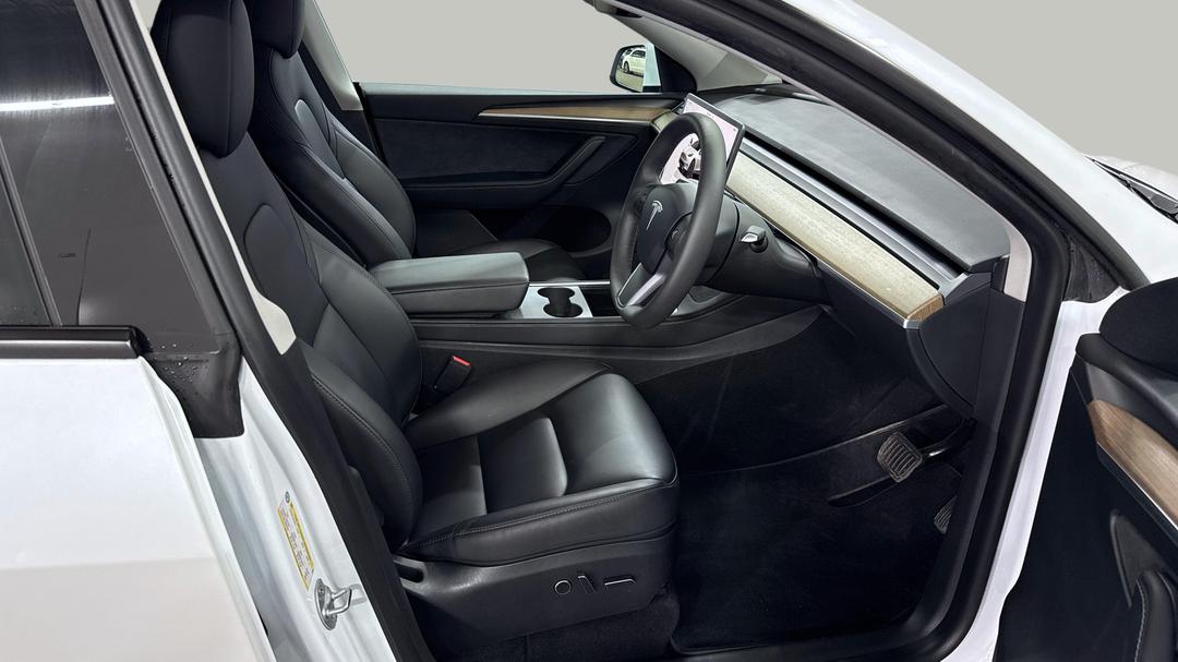 2023 Tesla Model Y Rear-wheel Drive, Automatic, 39138 km, Right Side Front Door Cabin View