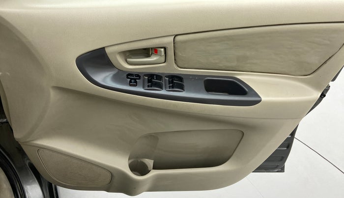 2014 Toyota Innova 2.5 GX 8 STR BS IV, Diesel, Manual, 1,20,130 km, Driver Side Door Panels Control