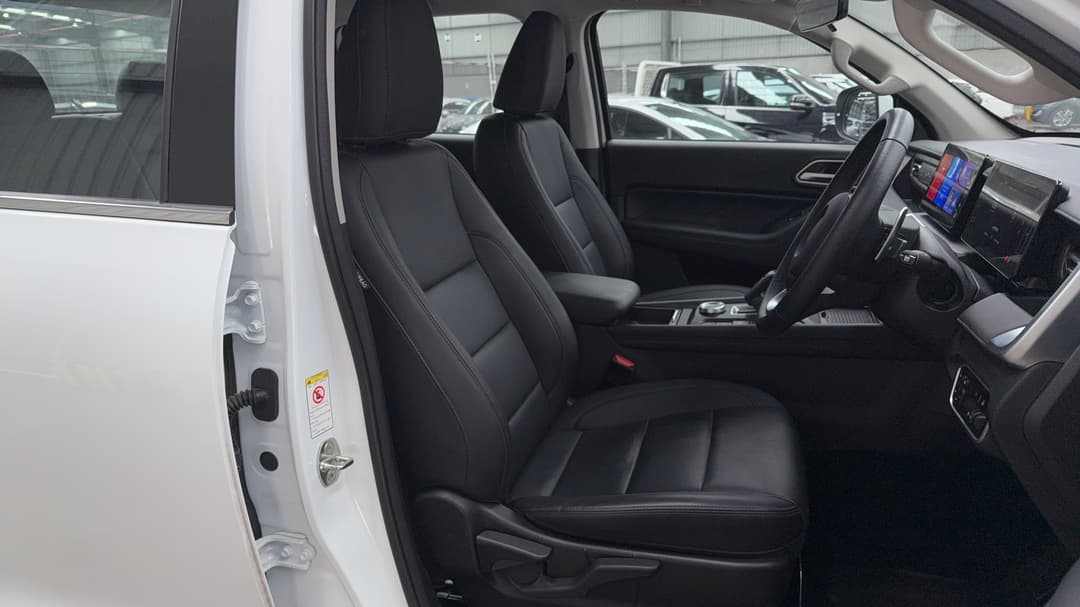 2025 GWM Cannon Premium (4x4), Automatic, 14242 km, Right Side Front Door Cabin View