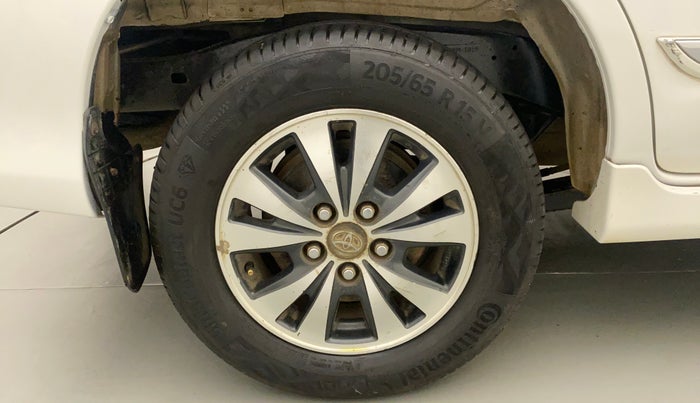 2015 Toyota Innova 2.5 VX 7 STR, Diesel, Manual, 1,20,649 km, Right Rear Wheel