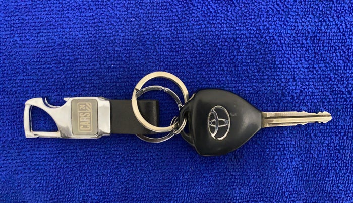 2015 Toyota Innova 2.5 VX 7 STR, Diesel, Manual, 1,20,649 km, Key Close Up