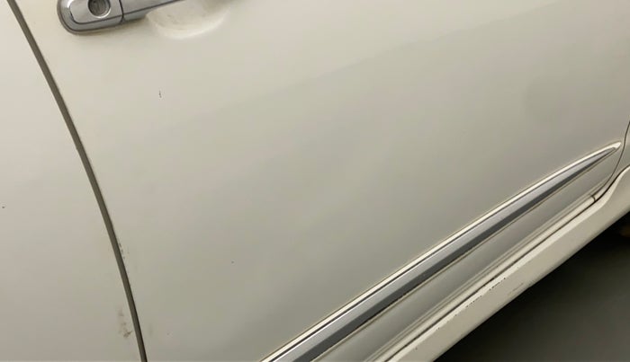2015 Toyota Innova 2.5 VX 7 STR, Diesel, Manual, 1,20,649 km, Driver-side door - Slightly dented