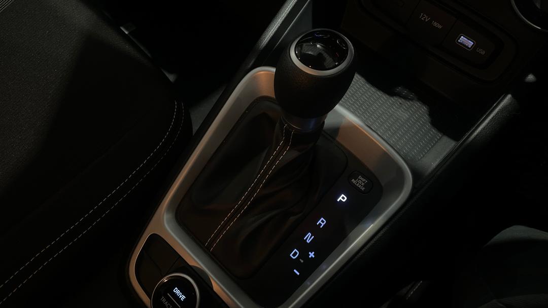 2021 Hyundai Venue Active, Automatic, 20760 km, Gear Lever 