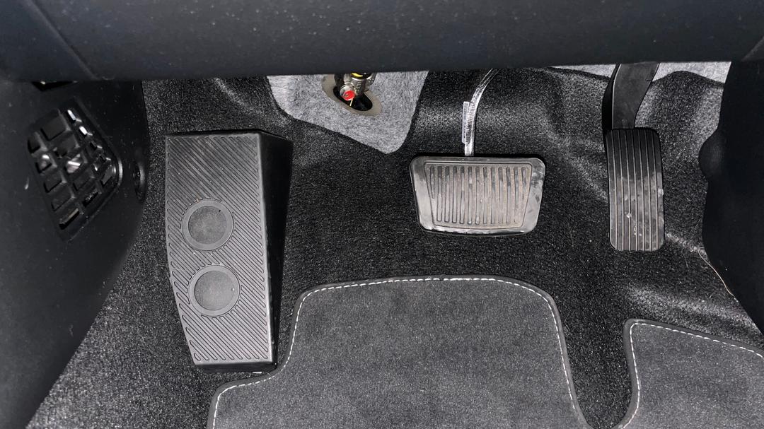 2021 Hyundai Venue Active, Automatic, 20760 km, Pedals and Footmat