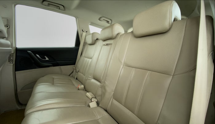 2016 Mahindra XUV500 W10 FWD, Diesel, Manual, 54,286 km, Right Side Rear Door Cabin