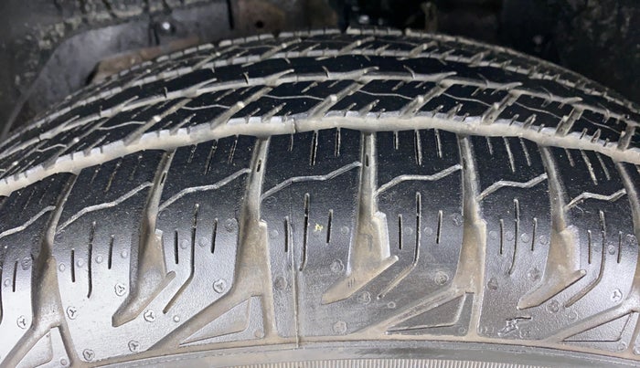 2016 Mahindra XUV500 W10 FWD, Diesel, Manual, 54,286 km, Left Front Tyre Tread