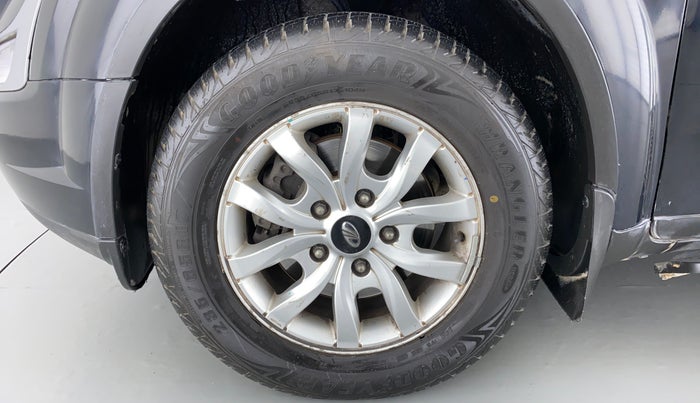 2016 Mahindra XUV500 W10 FWD, Diesel, Manual, 54,286 km, Left Front Wheel