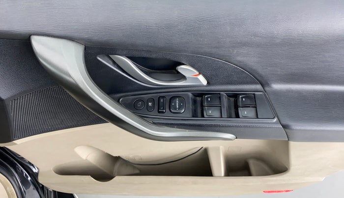 2016 Mahindra XUV500 W10 FWD, Diesel, Manual, 54,286 km, Driver Side Door Panels Control