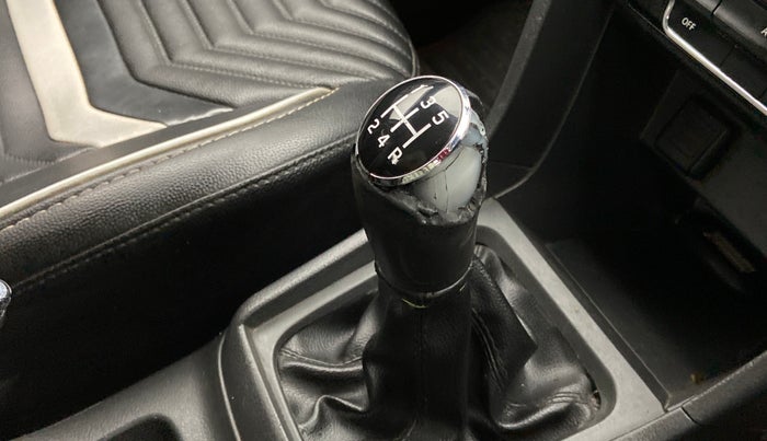 2017 Maruti Vitara Brezza ZDI PLUS, Diesel, Manual, 1,21,129 km, Gear lever - Knob has minor damage