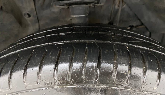 2017 Maruti Vitara Brezza ZDI PLUS, Diesel, Manual, 1,21,351 km, Right Front Tyre Tread