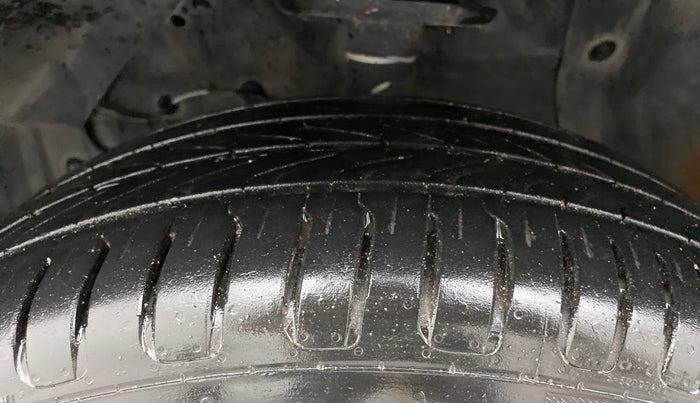 2017 Maruti Vitara Brezza ZDI PLUS, Diesel, Manual, 1,21,351 km, Left Front Tyre Tread