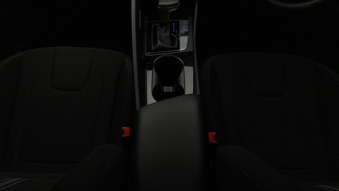 2024 Hyundai i30 Hev 1.6p Dct, Automatic, 37281 km, Center Console