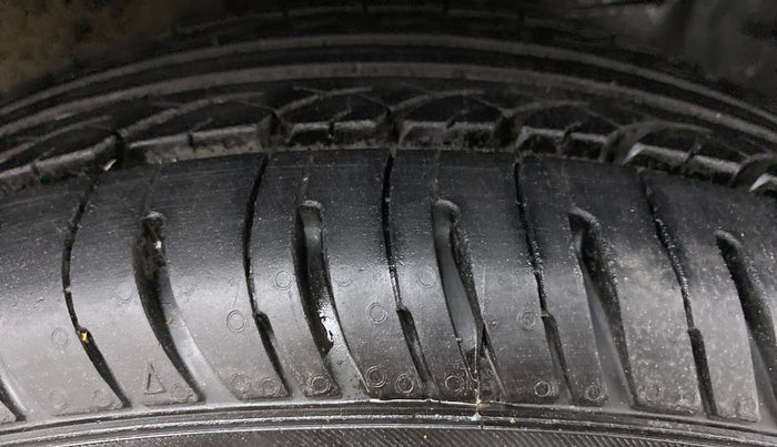 2012 Toyota Etios Liva G, Petrol, Manual, 85,065 km, Right Front Tyre Tread