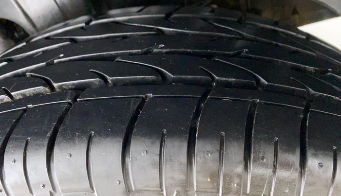 2021 Mahindra XUV300 1.2 W6 MT, Petrol, Manual, 5,184 km, Left Rear Tyre Tread