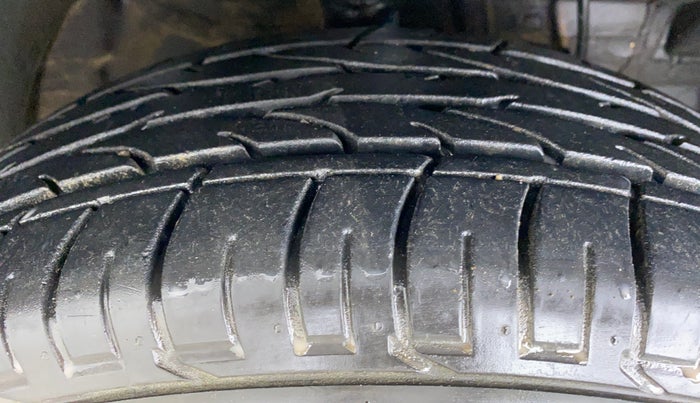 2021 Mahindra XUV300 1.2 W6 MT, Petrol, Manual, 5,184 km, Right Front Tyre Tread