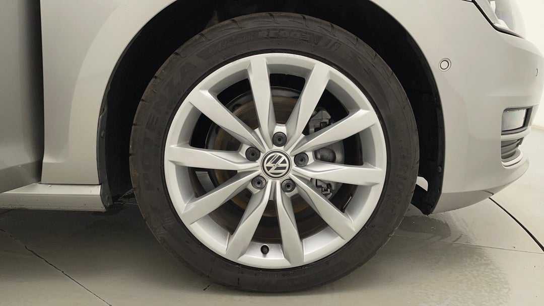 2015 Volkswagen Golf 110 Tsi Highline, Automatic, 131601 km, Right Front Wheel