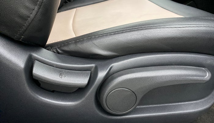 2016 Hyundai Elite i20 SPORTZ 1.2, Petrol, Manual, 27,881 km, Driver Side Adjustment Panel
