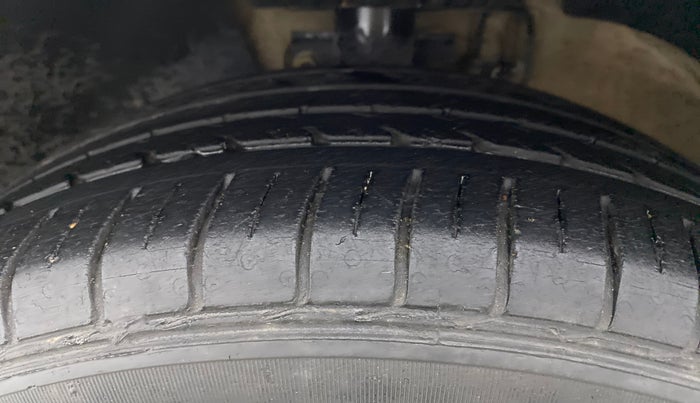 2017 Volkswagen Ameo HIGHLINE1.2L PLUS 16 ALLOY, Petrol, Manual, 33,204 km, Left Front Tyre Tread