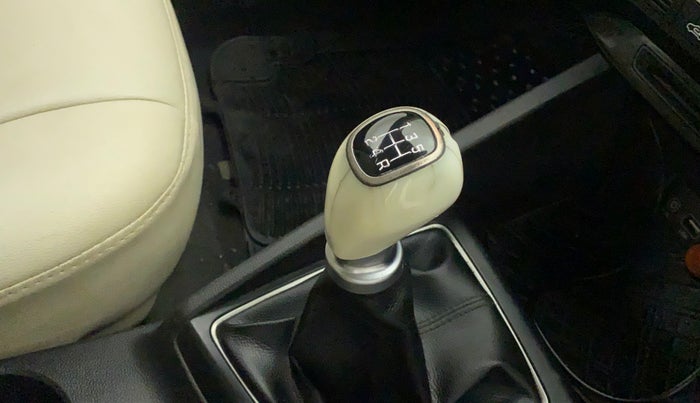 2016 Hyundai Elite i20 ASTA 1.2, Petrol, Manual, 62,056 km, Gear lever - Knob cover torn
