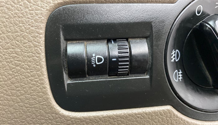 2013 Skoda Rapid AMBITION 1.6 TDI CR MT PLUS, Diesel, Manual, 1,22,864 km, Dashboard - Headlight height adjustment not working