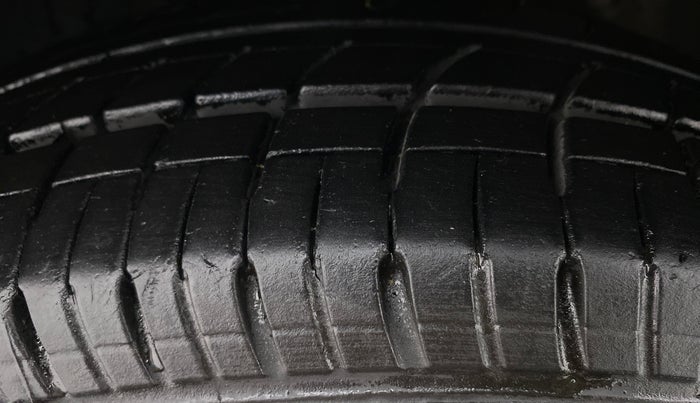 2013 Skoda Rapid AMBITION 1.6 TDI CR MT PLUS, Diesel, Manual, 1,23,087 km, Left Front Tyre Tread