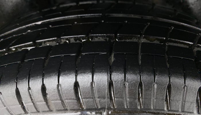 2013 Skoda Rapid AMBITION 1.6 TDI CR MT PLUS, Diesel, Manual, 1,22,864 km, Right Rear Tyre Tread