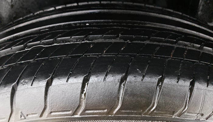 2013 Skoda Rapid AMBITION 1.6 TDI CR MT PLUS, Diesel, Manual, 1,22,864 km, Left Rear Tyre Tread