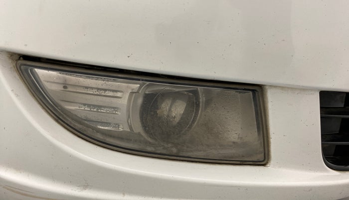 2013 Skoda Rapid AMBITION 1.6 TDI CR MT PLUS, Diesel, Manual, 1,22,864 km, Right fog light - Not working