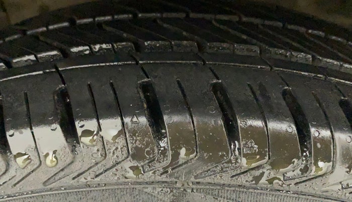 2017 Maruti Ciaz ZETA 1.4  AT PETROL, Petrol, Automatic, 92,842 km, Left Front Tyre Tread