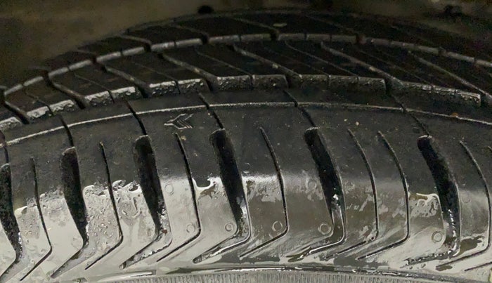 2017 Maruti Ciaz ZETA 1.4  AT PETROL, Petrol, Automatic, 92,842 km, Right Front Tyre Tread