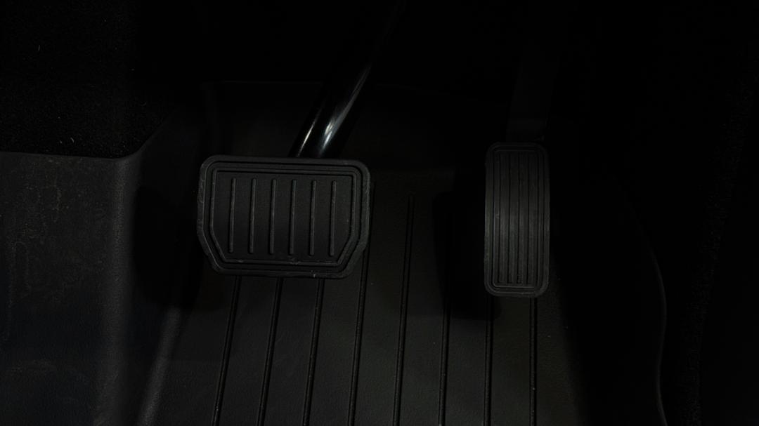2024 Tesla Model Y Rear-wheel Drive, Automatic, 6383 km, Pedals and Footmat