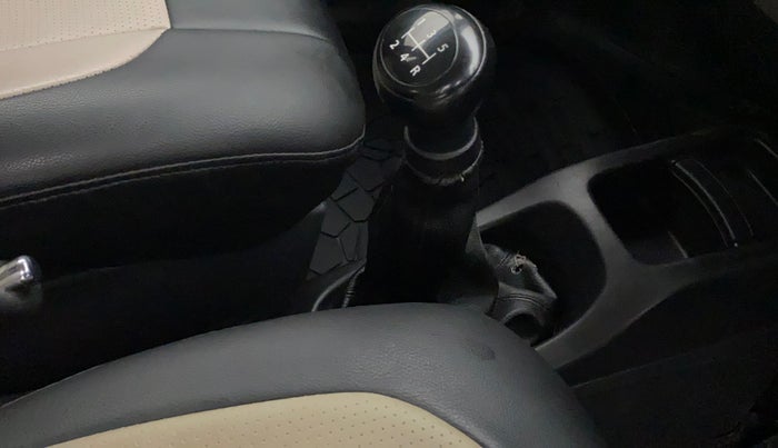 2012 Maruti Wagon R 1.0 VXI, Petrol, Manual, 51,010 km, Gear lever - Boot cover slightly torn