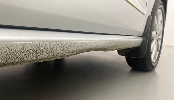 2017 Volkswagen Ameo HIGHLINE1.2L PLUS 16 ALLOY, Petrol, Manual, 33,708 km, Right running board - Slightly dented