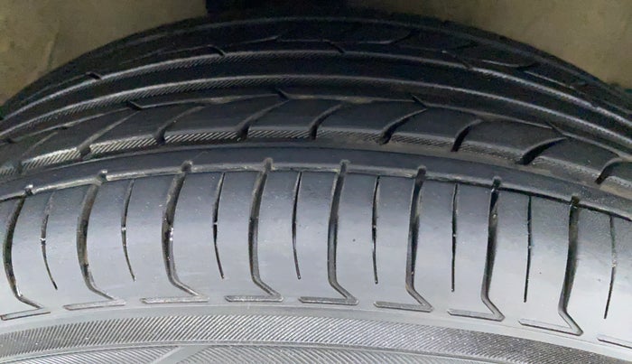 2014 Maruti Celerio VXI d, Petrol, Manual, 49,937 km, Right Front Tyre Tread