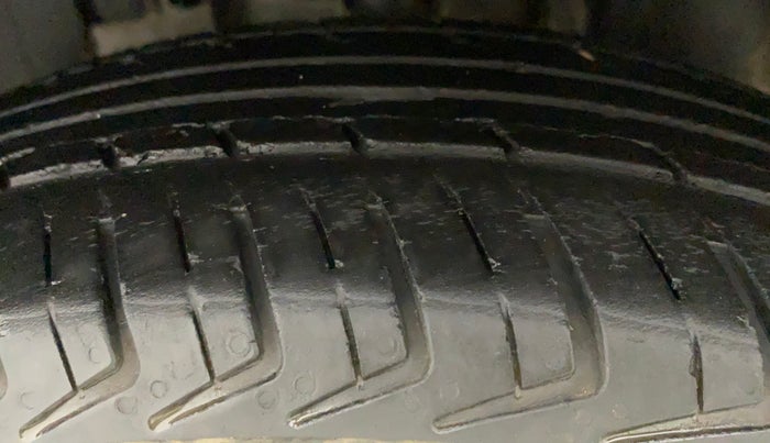 2017 Renault Kwid RXT 1.0 (O), Petrol, Manual, 23,608 km, Left Front Tyre Tread