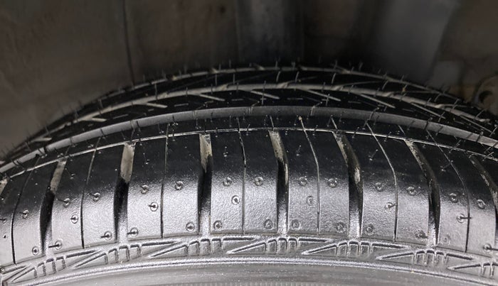 2015 Hyundai Xcent S 1.2, Petrol, Manual, 1,11,396 km, Left Rear Tyre Tread