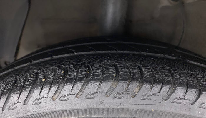 2015 Hyundai Xcent S 1.2, Petrol, Manual, 1,11,396 km, Right Rear Tyre Tread