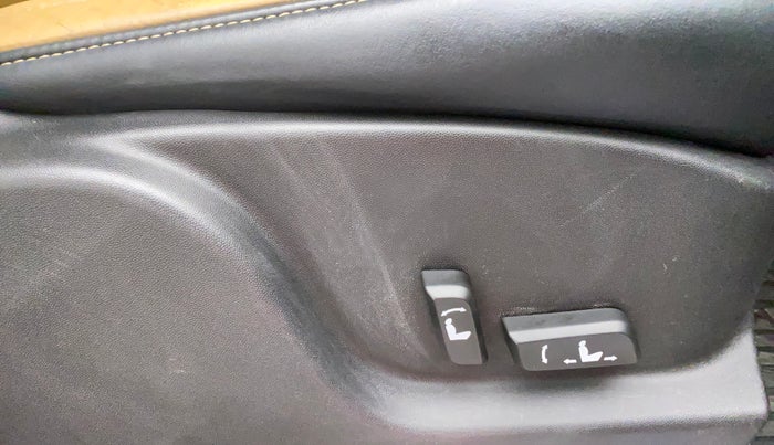 2020 Mahindra XUV500 W11 (O) AT, Diesel, Automatic, 81,152 km, Driver Side Adjustment Panel