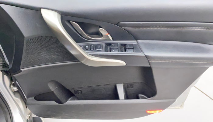 2020 Mahindra XUV500 W11 (O) AT, Diesel, Automatic, 81,152 km, Driver Side Door Panels Control
