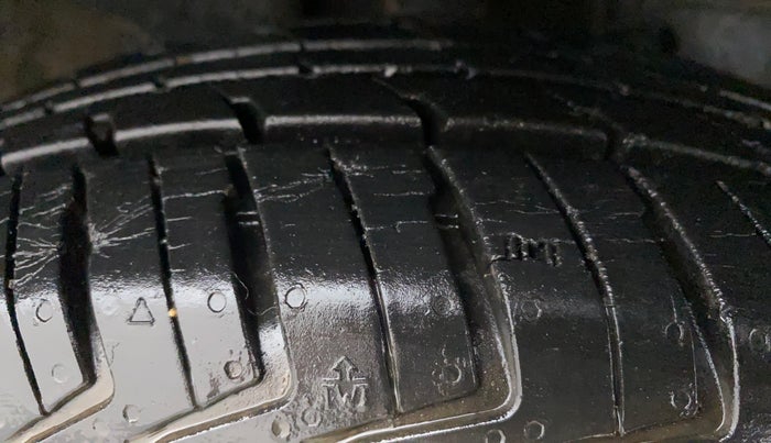 2016 Renault Kwid RXT 1.0, Petrol, Manual, 16,732 km, Right Front Tyre Tread