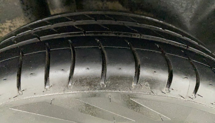 2016 Volkswagen Vento HIGHLINE 1.6 MPI, Petrol, Manual, 65,809 km, Right Rear Tyre Tread