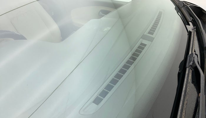 2016 Volkswagen Vento HIGHLINE 1.6 MPI, Petrol, Manual, 65,809 km, Front windshield - Minor spot on windshield