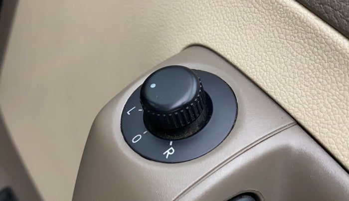 2015 Skoda Rapid 1.5 TDI CR AMBITION PLUS, Diesel, Manual, 39,937 km, Right rear-view mirror - ORVM switch has minor damage