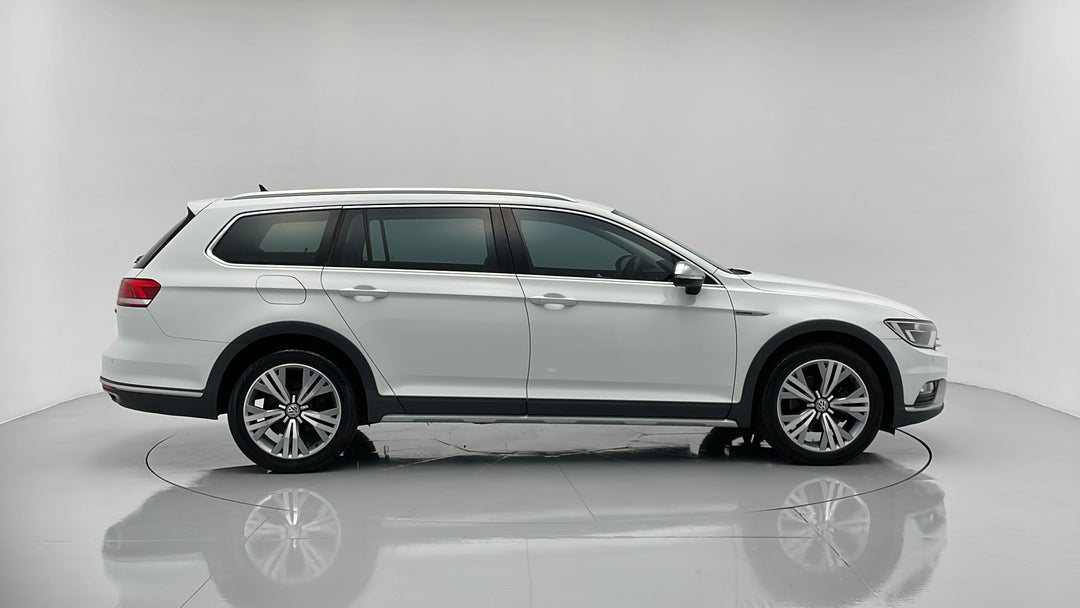 2017 Volkswagen Passat Alltrack 140 Tdi, Automatic, 112184 km, Right Side View