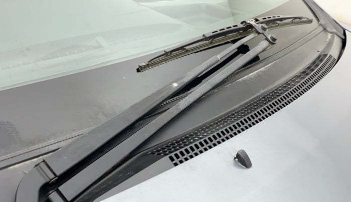 2013 Toyota Etios Liva G, Petrol, Manual, 1,02,136 km, Front windshield - Wiper Blade Broken/Rusted