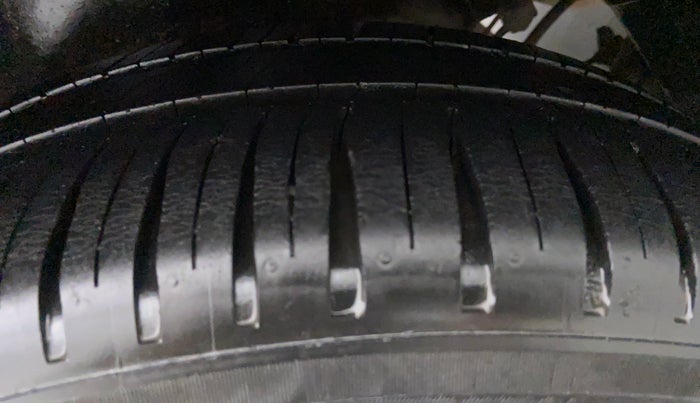 2015 Maruti Swift Dzire ZXI, Petrol, Manual, 79,746 km, Left Front Tyre Tread