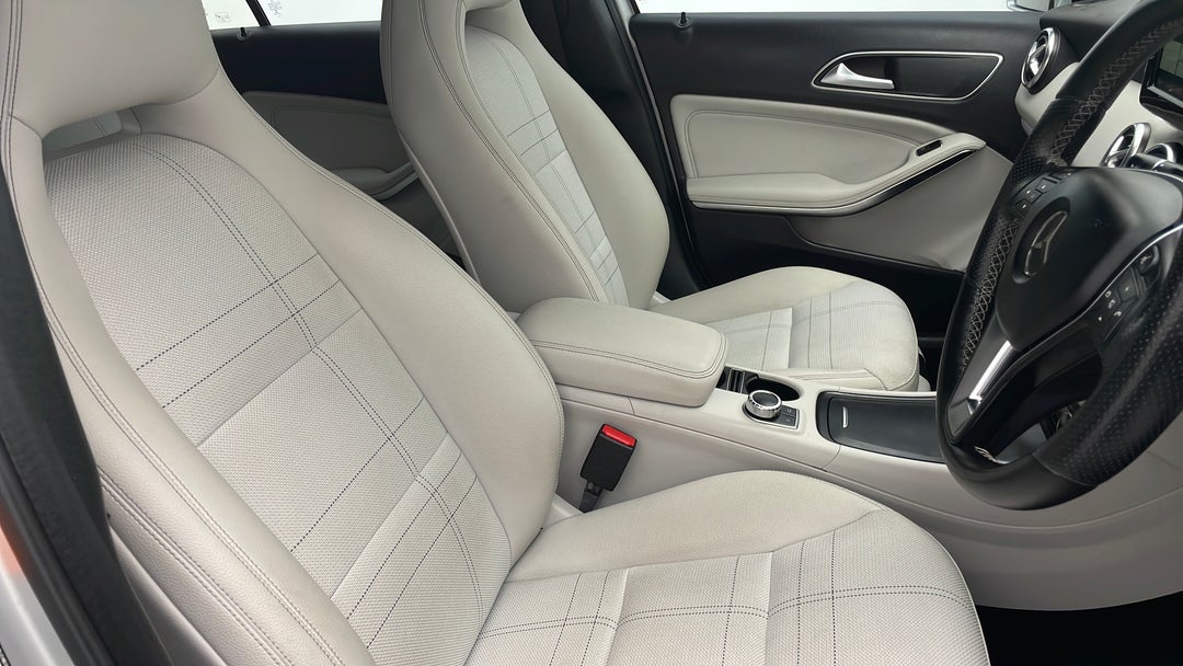 2015 Mercedes-benz A200 Be, Automatic, 95387 km, Right Side Front Door Cabin View