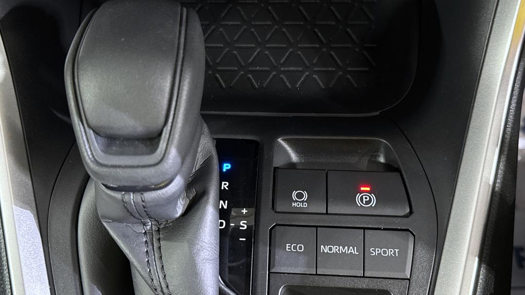 2025 Toyota RAV4 Gx (2WD) Hybrid, Automatic, 8664 km, Handbrake