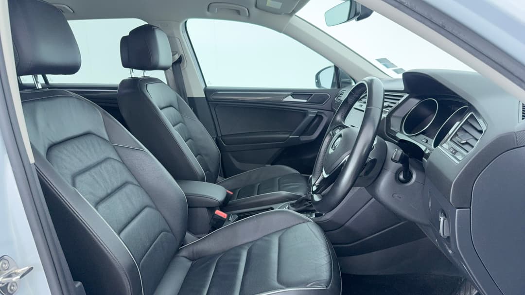 2018 Volkswagen Tiguan Allspace 162 Tsi Highline, Automatic, 61754 km, Right Side Front Door Cabin View
