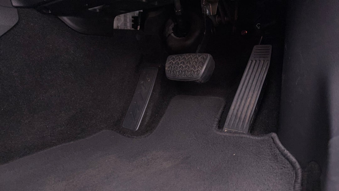 2018 Toyota Camry Ascent Hybrid, Automatic, 111846 km, Pedals and Footmat